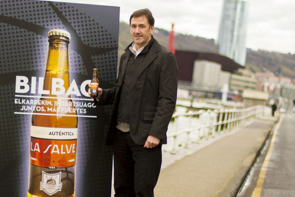 Xabier Jon Davalillo posa con el cartel del acuerdo con LA SALVE junto a la ría - La Salve Bilbao