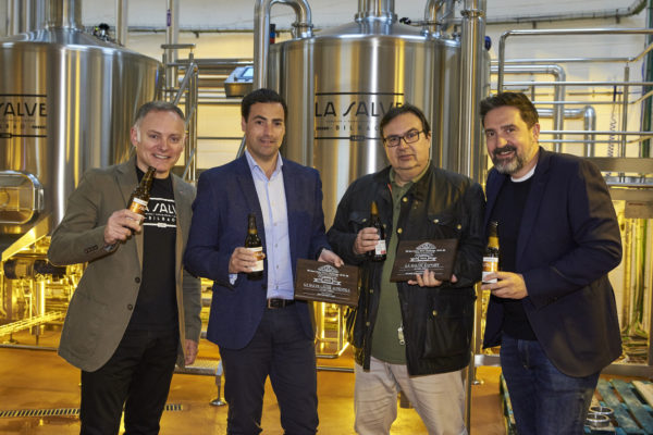Eduardo Saiz Lekue, director de cervezas LA SALVE, Imanol Pradales, Diputado Foral de Desarrollo Económico de la Diputación Foral de Bizkaia, Gorka Pérez Yarza, socio y consejero de LA SALVE y representante de la familia Pérez Yarza, antigua propietaria de la cervecera en sus comienzos y Jon Ruiz Ibinarriaga, director de la fábrica de LA SALVE