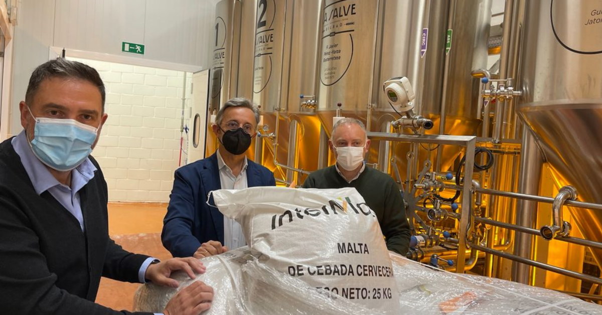 Ayer, día 5 de Mayo, renovamos los acuerdos existentes entre INTERMALTA y LA SALVE aprovechando la visita de Carlos Álvarez Fernández, Director general de INTERMALTA en la fábrica de LA SALVE en Bilbao.