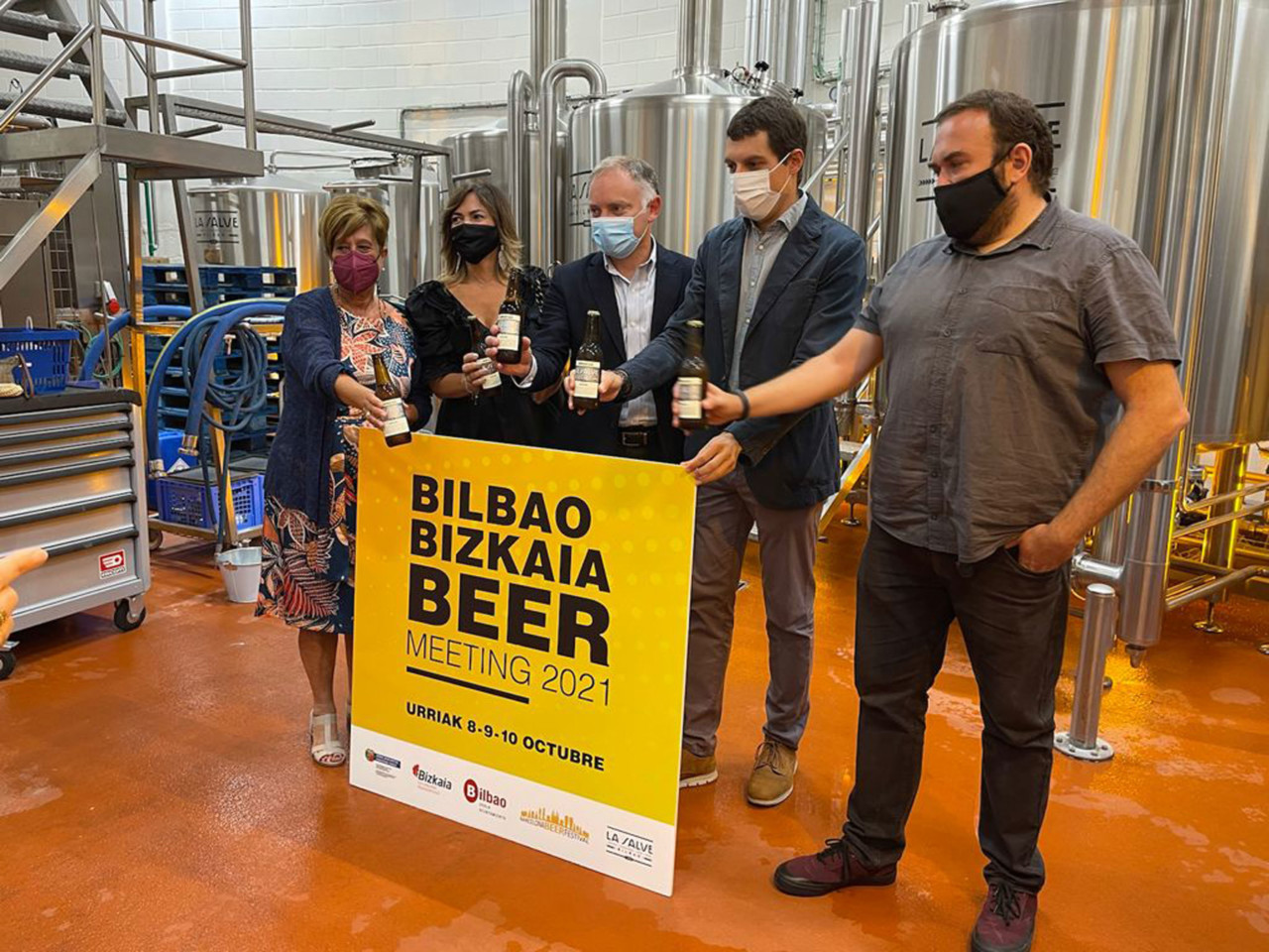 BILBAO BIZKAIA BEER, que se ha presentado hoy, tendrá lugar los días 8, 9 y 10 de octubre en el Palacio Euskalduna y tiene como objetivo servir de punto de encuentro para la cadena de valor de la industria cervecera situando a Bilbao en el centro. Esta cita para la industria cervecera servirá también de escaparate para las cerveceras más relevantes de cara al consumidor final ya que se podrán degustar cervezas de más de 40 cerveceras europeas y locales