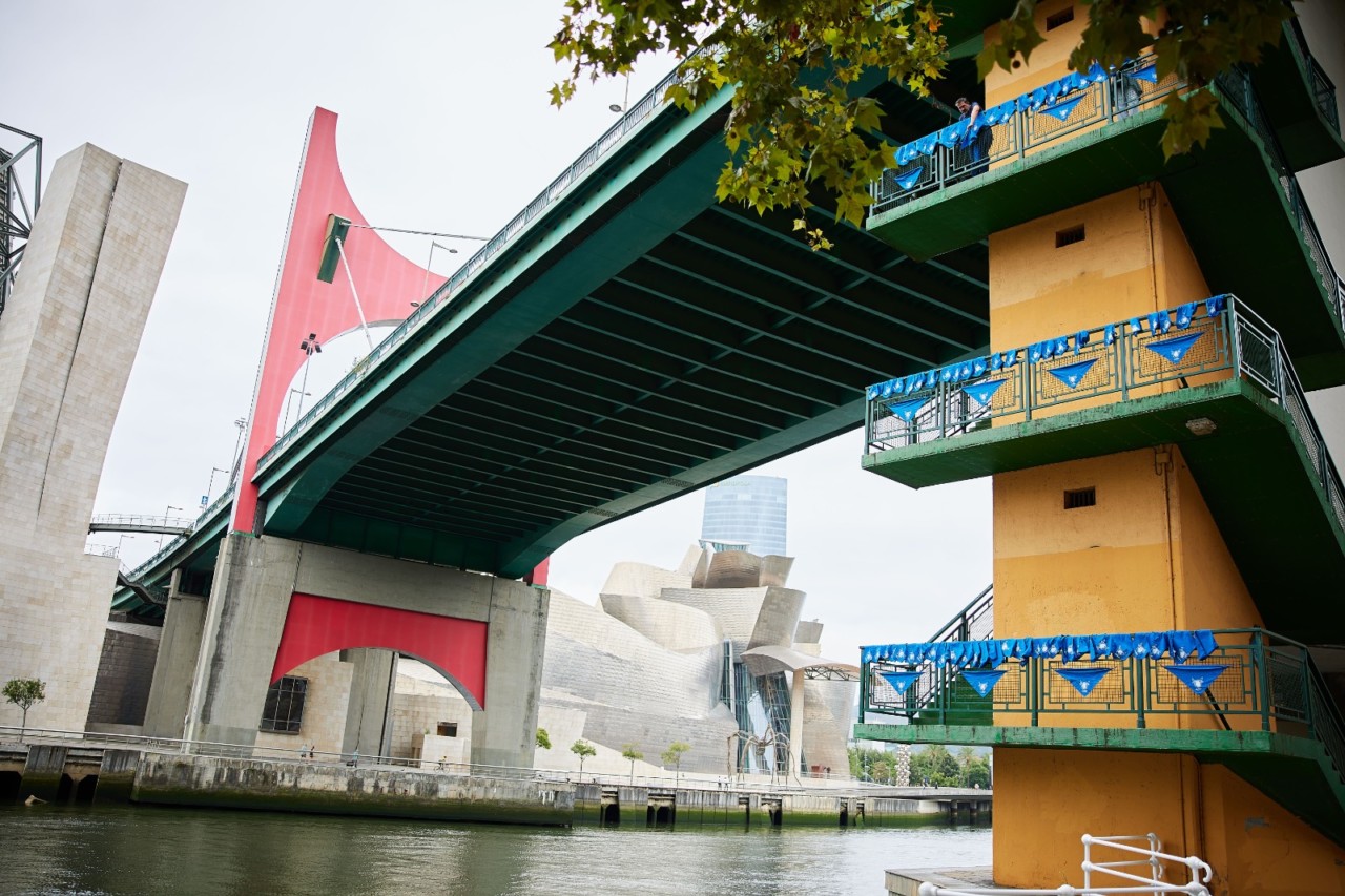 LA SALVE SORPRENDE A BILBAINOS Y BILBAINAS CON LA PUESTA DE MÁS DE UN MILLAR DE PAÑUELOS DE ASTE NAGUSIA ATADOS EN LAS BARANDILLAS DEL PUENTE DE LA SALVE